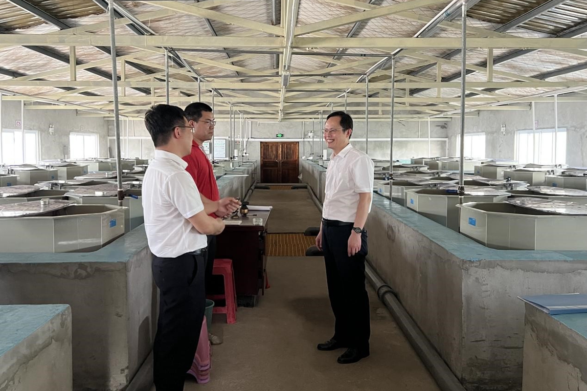 杨少波参观正大研发中心(通讯员 吴昊 摄)