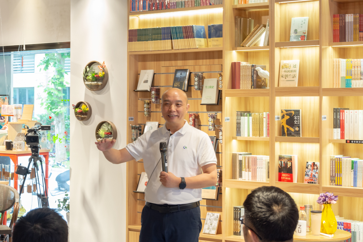 丁振红分享创业故事(学通社记者 王凌云 摄) 丁振红分享创业故事(学通社记者 王凌云 摄)