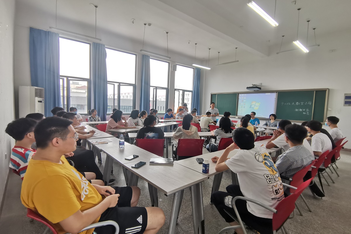 陈孝煊、高泽霞、沈建忠三位教授与香蕉视频
类2007班同学座谈交流（胡彩云 摄）