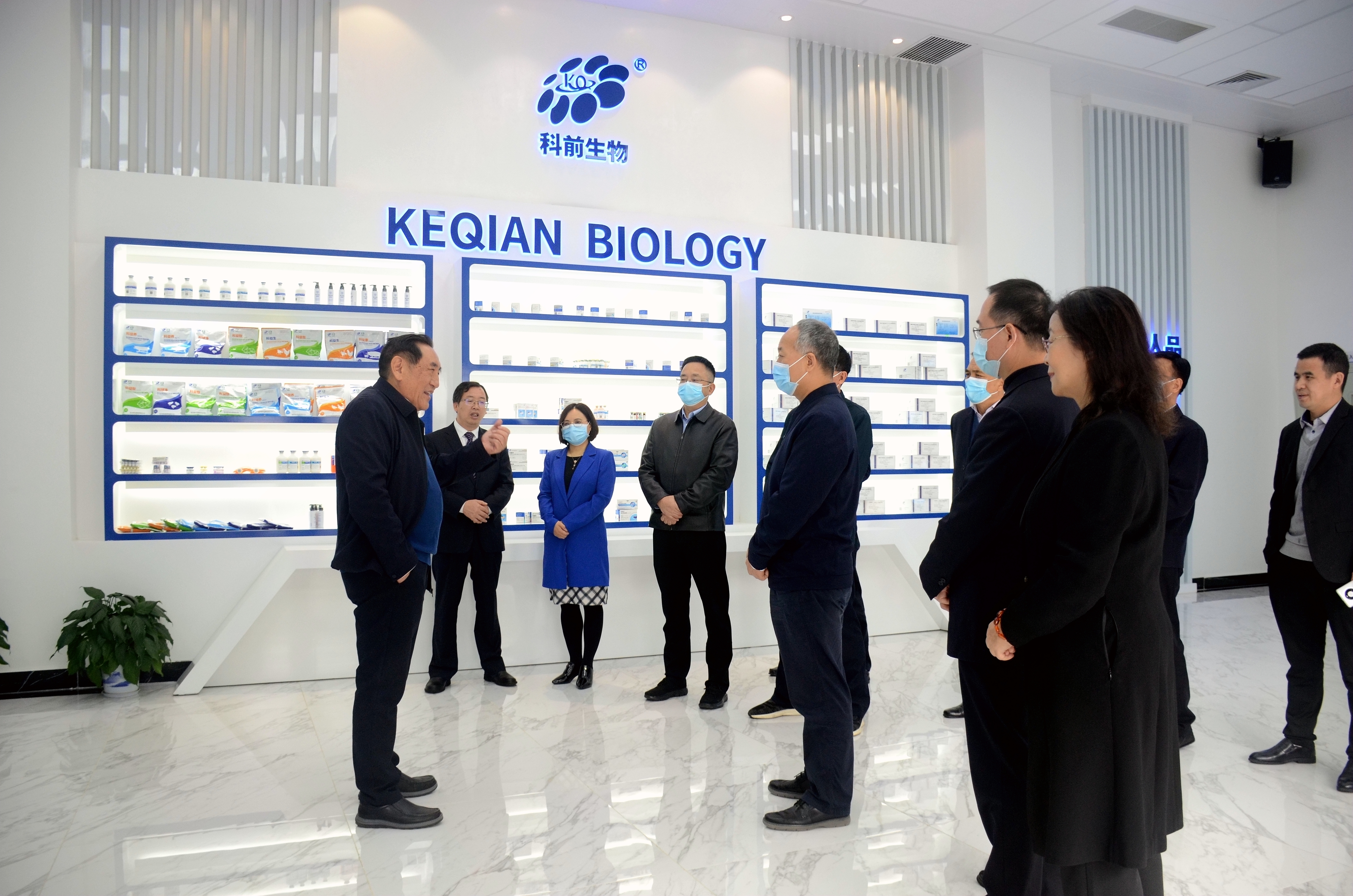 陈焕春院士向马有祥一行汇报科前股份有限公司相关情况(匡敏 摄)