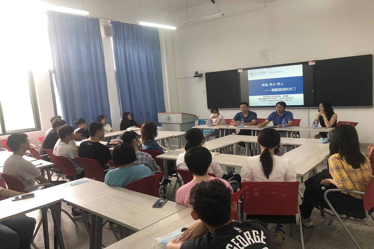 张永安、马徐发、王江华三位教授给香蕉视频
2005班同学座谈交流（向晋文 摄）