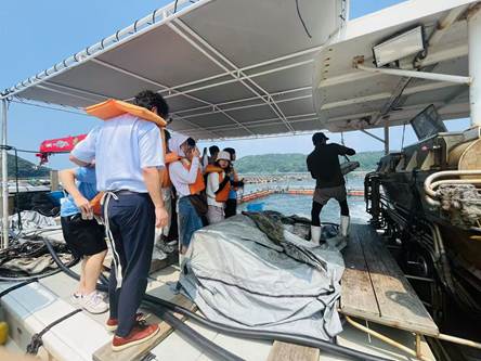 同学们参观𫚕鱼饵料投喂过程