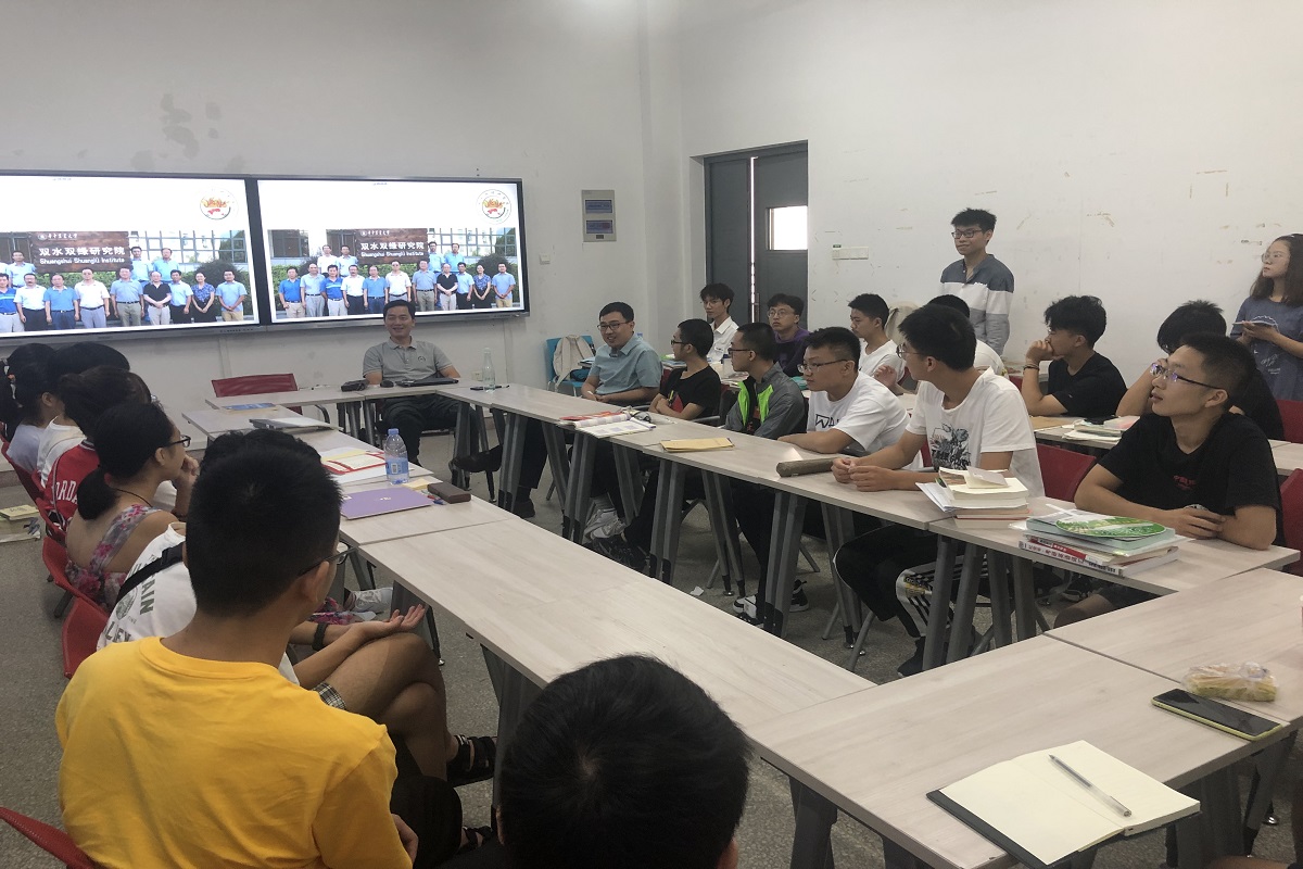 顾泽茂和李广宇两位教授给香蕉视频
2002班同学座谈（向晋文 摄）